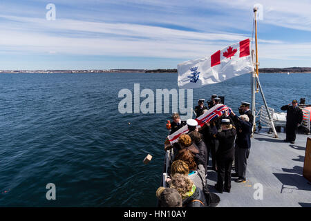 Ein Veteran Asche sind über die Seite während der 2016 Schlacht des Atlantiks Committal Service von HMCS MONTREAL geleitet. Stockfoto