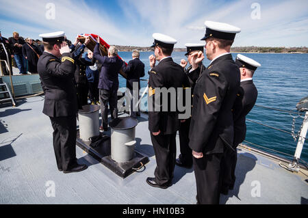 Ein Veteran Asche sind über die Seite während der 2016 Schlacht des Atlantiks Committal Service von HMCS MONTREAL geleitet. Stockfoto