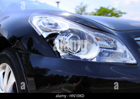 Scheinwerfer und schwarze Karosserie in Kollision beschädigt Stockfoto