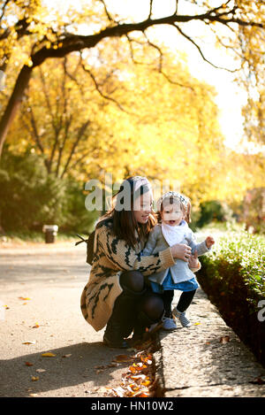 Asiatische Mutter und Tochter Spaß im Herbst Stockfoto