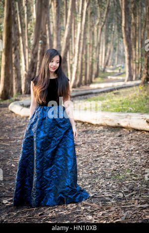 Mädchen im Wald Engagment Foto posiert Stockfoto