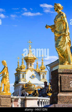 Goldene Statuen und Brunnen der großen Kaskade, Peterhof, St Petersburg, Russland Stockfoto
