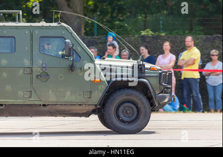 BURG / Deutschland - 25. Juni 2016: deutsche leichte gepanzerte Patrouillenfahrzeug Enok, fährt am Tag der offenen Tür in der Kaserne Burg / Deutschland am 25. Juni 2016 Stockfoto