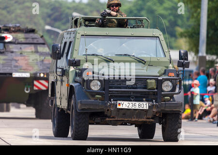 BURG / Deutschland - 25. Juni 2016: deutsche leichte gepanzerte Patrouillenfahrzeug Enok, fährt am Tag der offenen Tür in der Kaserne Burg / Deutschland am 25. Juni 2016 Stockfoto