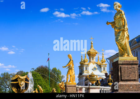 Goldene Statuen und Brunnen der großen Kaskade, Peterhof, St Petersburg, Russland Stockfoto