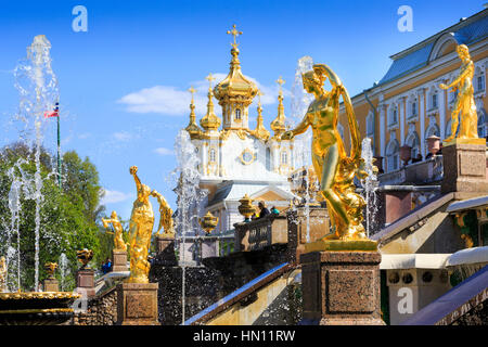 Goldene Statuen und Brunnen der großen Kaskade, Peterhof, St Petersburg, Russland Stockfoto