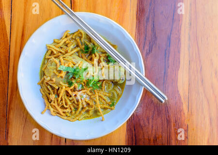 Eiernudeln in Chicken Curry (Kao Soi Kai) lokale Küche Norden von Thailand. Stockfoto