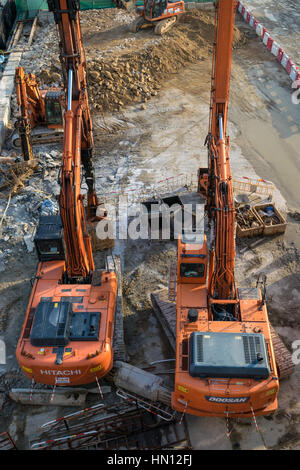 Zwei orange Krane auf einer Baustelle in Hong Kong Stockfoto