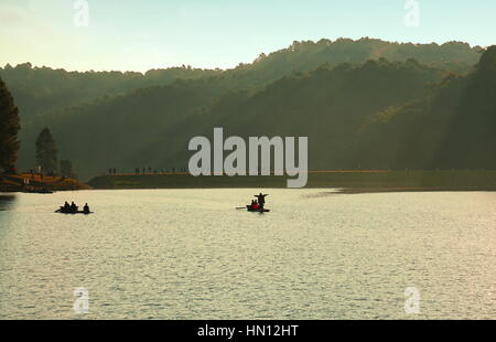 Touristen sitzen und stehen auf dem Bambusfloß schwimmende in klarem Wasser morgens am Pang Oung See (Pang Tong Reservoir), Mae Hong Son, Thailand Stockfoto