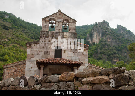 Romanische Kirche von San Pedro in Pola de Somiedo Stockfoto