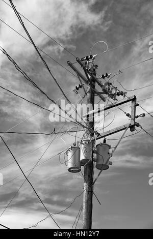 Bewegungsunschärfe in Philippinen elektrische Pole mit Transformator und verdrahten Sie den bewölkten Himmel Stockfoto