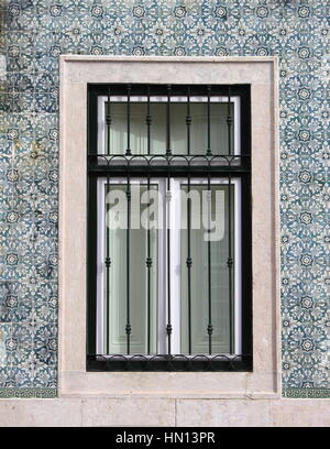 Typische portugiesische Fenster mit Azulejo-Fliesen Stockfoto