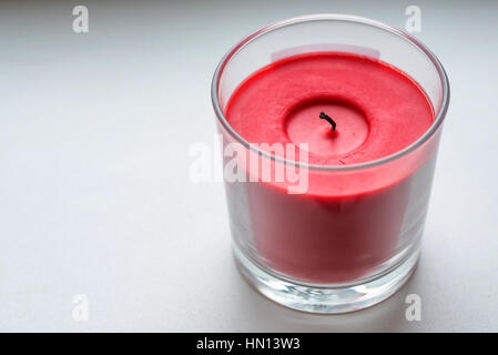 Nahaufnahme von roten Aroma Kerze auf weißem Hintergrund Stockfoto