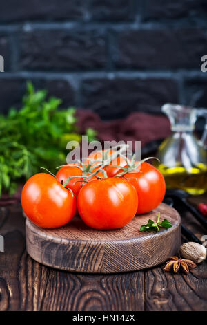 frische Tomaten an Bord und auf einem Tisch Stockfoto