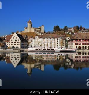 Mittelalterliche Burg Munot und alte Häuser reflektiert in den Rhein. Herbst-Szene in Schaffhausen, Schweiz. Stockfoto