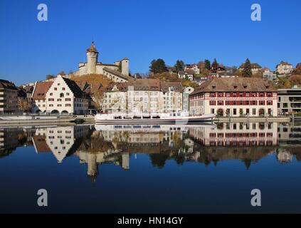 Herbst-Szene in Schaffhausen, Schweiz. Alte Stadt Schaffhausen Spiegelung im Rhein. Stockfoto