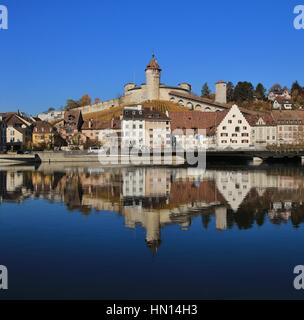 Herbst-Szene in Schaffhausen, Schweiz. Mittelalterliche Burg Munot und alte Häuser reflektiert in den Rhein. Stockfoto