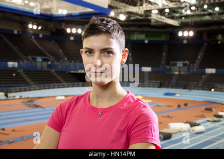 Hochspringer Isobel Pooley abgebildet auf der NIA in Birmingham. Isobel war den neue Infield-Bereich gebaut Inspektion. Stockfoto