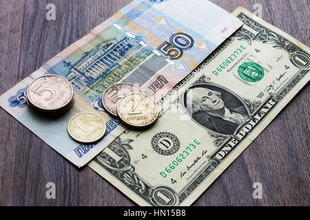 Russisches Geld und dem US-Dollar, das Konzept der beiden Länder Stockfoto