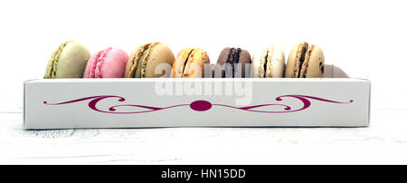 Schachtel mit Makronen genommen mit einem weißen Hintergrund Stockfoto