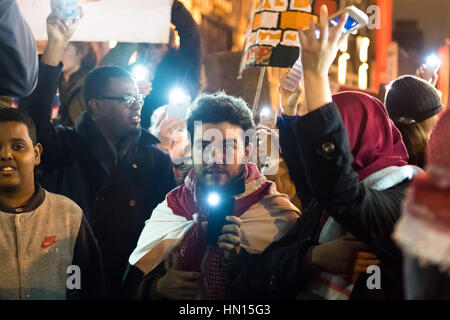 Cardiff protestieren gegen "Muslimische Verbot" Trump - Demonstranten Licht von ihren beweglichen Telefonen in Solidarität mit den Flüchtlingen. Stockfoto