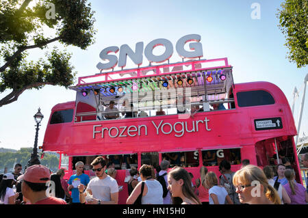 Knutschen Sie Frozen Yogurt rosa Routemaster Bus ziehen die Kunden an einem schönen Sommertag auf der Londoner South Bank Stockfoto