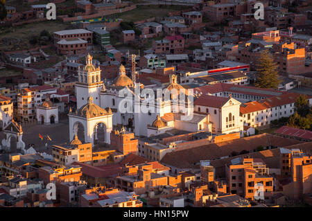 Arial Blick auf Basilika unserer lieben Frau von Copacabana, Bolivien bei Sonnenuntergang Stockfoto