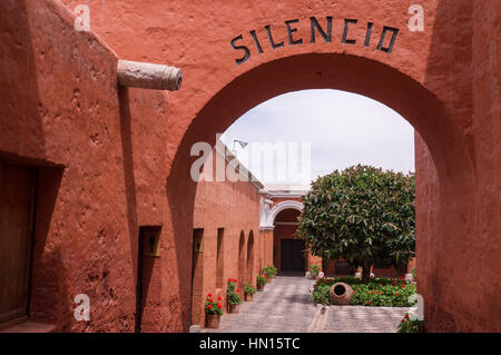 Eingang zum Neuling Kreuzgang von Santa Catalina Kloster in Arequipa, Peru Stockfoto