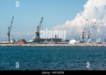 Kraniche bei der Arbeit in der Werft in der Nähe von Leuchtturm Stockfoto