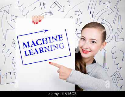 Junge Frau mit Whiteboard mit dem Wort schreiben: maschinelles lernen. Technik, Internet, Wirtschaft und Marketing. Stockfoto