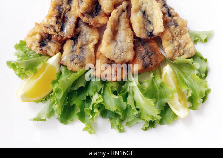 Typisches Gericht der neapolitanischen Küche Italiens. Sardellen in Mehl, dann Ei paniert gebraten in Erdnussöl. Fertiggerichte, begleitet von einem grünen Salat. Stockfoto