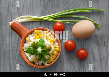 Gemüse und Salat mit Mais in einer Keramikschale. Stockfoto