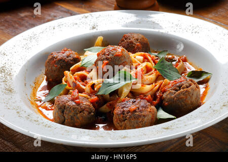 Spaghetti Bolognese mit Fleischbällchen Stockfoto