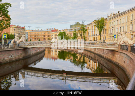 Brücke von vier Löwen. 28 Meter Fußgängerbrücke über den Gribojedow-Kanal hat 4 Gusseisen-Löwen-Skulpturen und eröffnete im Jahre 1825, St Petersburg, Russland Stockfoto