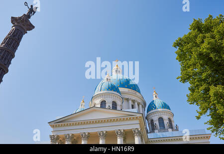 Dreifaltigkeits-Kathedrale und Spalte des Ruhms (Nachbau 2004), St. Petersburg, Russland. Die Spalte ist ein Denkmal für den Sieg im russisch-türkischen Krieg von 1877-78. Stockfoto