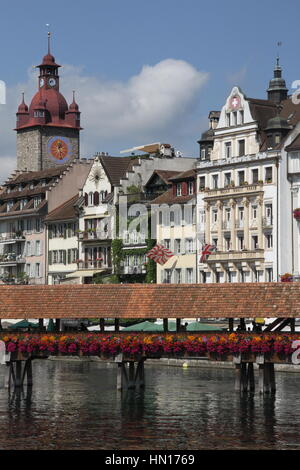 Die Kapellbrucke (Kapellbrücke) in Luzern mit Uhrturm des Rathauses über Stockfoto