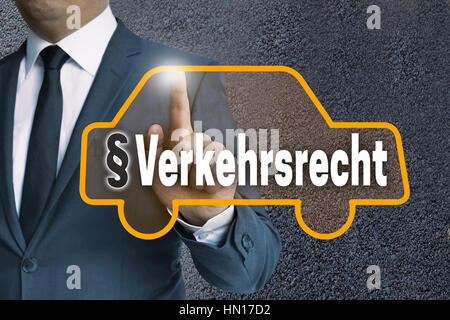 Verkehrsrecht (im deutschen Verkehrsrecht) Auto Touchscreen wird von Mann-Konzept betrieben. Stockfoto