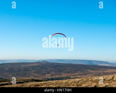 Gleitschirme auf Stanage Edge, der Peak District National Park, Hathersage, Derbyshire, England, UK. Stockfoto