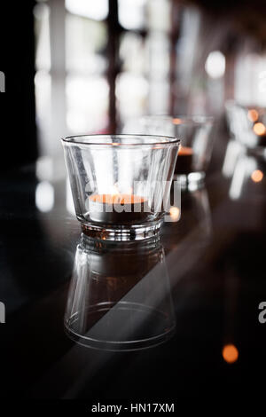 Teelichter aus Glas Tabelle widerspiegelt Stockfoto