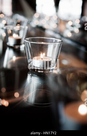 Teelichter aus Glas Tabelle widerspiegelt Stockfoto