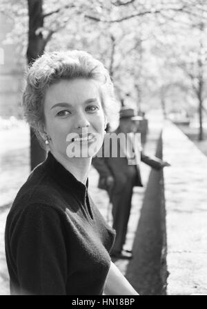 Cloris Leachman, fotografiert in einem Park in der Nähe von Riverside Drive in New York City, 1954 Stockfoto