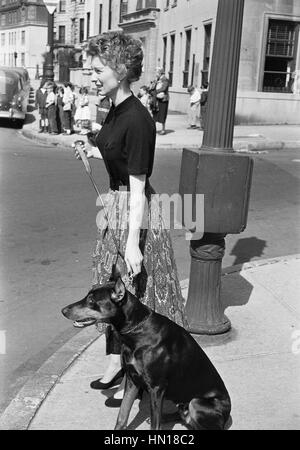 Cloris Leachman, fotografiert am Riverside Drive und 80th Street in New York City, 1954 Stockfoto