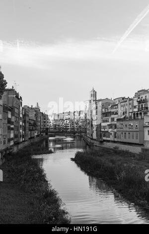 Onyar Fluss überqueren der Innenstadt von Girona mit Turm der gotischen Kathedrale der Heiligen Maria im Hintergrund. Girona, Costa Brava, Katalonien, Spanien. Mo Stockfoto