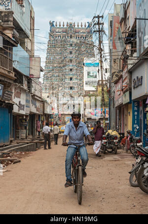 Radfahrer vor West Tower von Meenakshi Amman Tempel, Madurai, Tamil Nadu, Indien Stockfoto