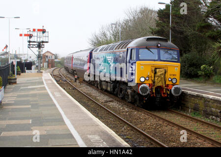 Direct Rail Services Klasse 57 57303 auf der Nacht Riviera Sleeper Zug von London Paddington Penzance, England calling im St Erth Station Stockfoto