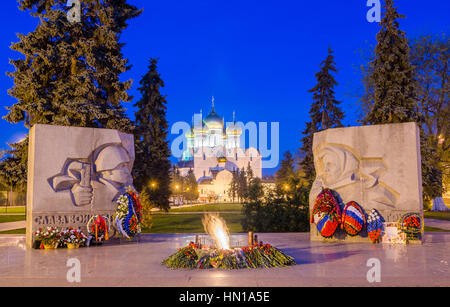 Jaroslawl, Russland - 8. Mai 2016: Nacht Blick auf die Himmelfahrts-Kathedrale und das Kriegerdenkmal in Jaroslawl, Russland. Goldenen Ring von Russland. Stockfoto