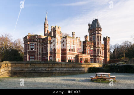 Saltwell Türme viktorianischen neogotischen Schloss im Saltwell Park an einem frostigen Winter Tag, Gateshead, England, UK Stockfoto