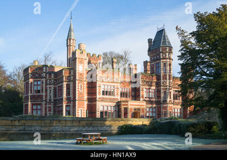 Saltwell Türme viktorianischen neogotischen Schloss im Saltwell Park an einem frostigen Winter Tag, Gateshead, England, UK Stockfoto