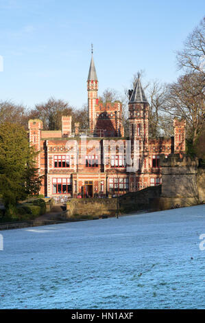 Saltwell Türme viktorianischen neogotischen Schloss im Saltwell Park an einem frostigen Winter Tag, Gateshead, England, UK Stockfoto