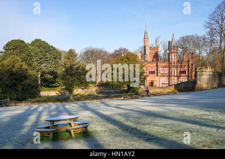 Saltwell Türme viktorianischen neogotischen Schloss im Saltwell Park an einem frostigen Winter Tag, Gateshead, England, UK Stockfoto